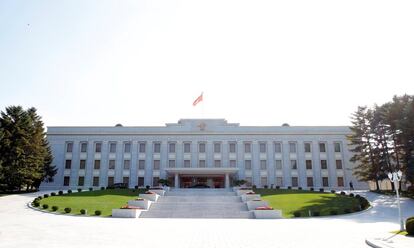 El exterior de la sede del Comité Central del Partido de los Trabajadores de Corea en Pyongyang, a la espera de la llegada de ambos líderes.