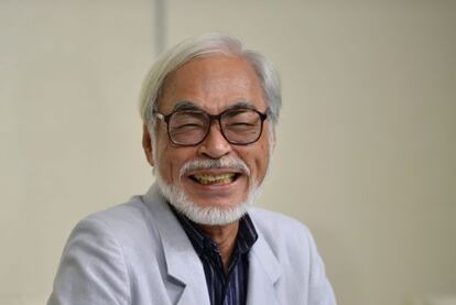 El director de cine japon&eacute;s Hayao Miyakazi sonr&iacute;e durante la rueda de prensa de hoy en Tokio.