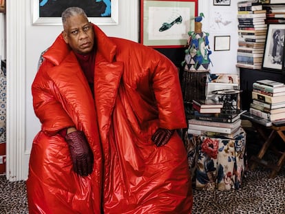 André Leon Talley, fotografiado en su casa de Nueva York en 2018 con uno de los abrigos que ahora salen a subasta.