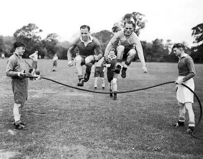 Miembros del Birmingham saltan a la comba en el campo durante un entrenamiento en 1952.