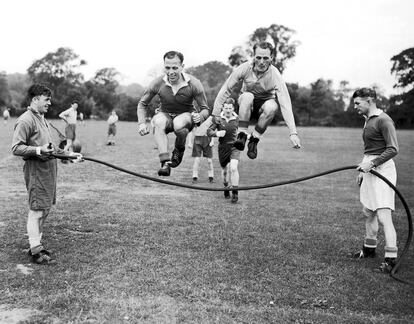 Miembros del Birmingham saltan a la comba en el campo durante un entrenamiento en 1952.