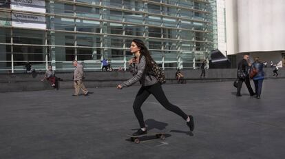 Pla&ccedil;a dels Angels de El Raval, Barcelona, con el MACBA al fondo.