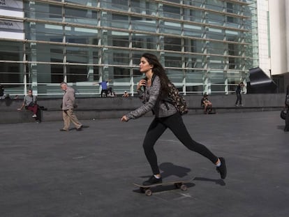 Pla&ccedil;a dels Angels de El Raval, Barcelona, con el MACBA al fondo.