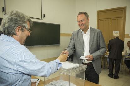 El presidente de la Generalitat Valenciana, Alberto Fabra, ha votado en Castell&oacute;n.