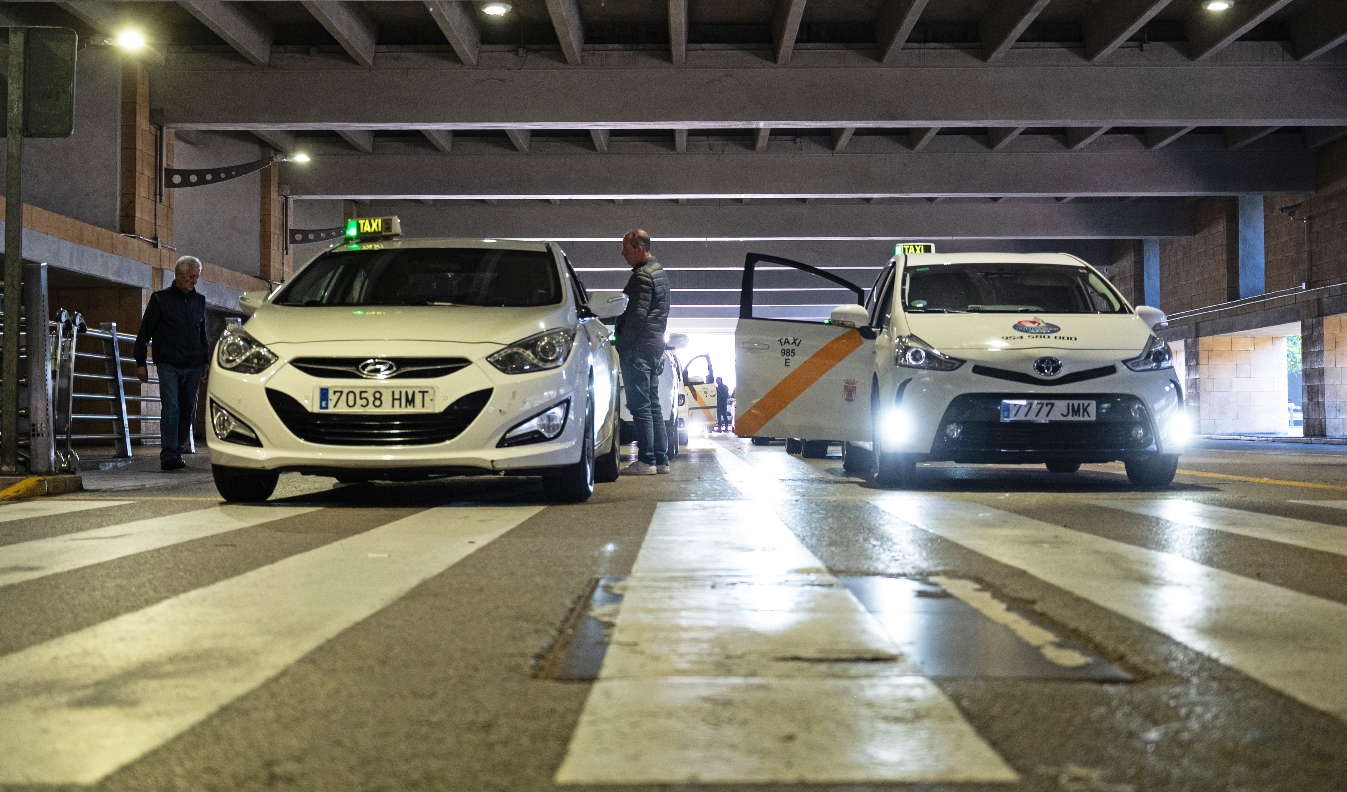 La ley del clan de los taxistas del aeropuerto de Sevilla: “El resto les tienen pánico”