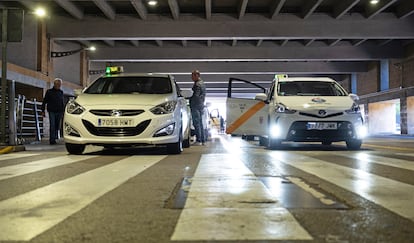 Fila de taxis en el aeropuerto San Pablo de Sevilla, el pasado viernes.