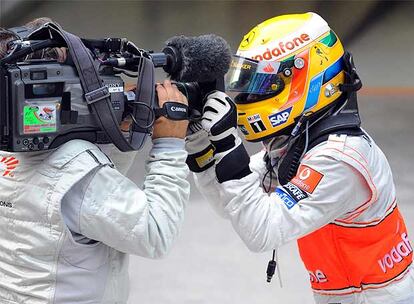 Lewis Hamilton saluda a la cámara tras vencer en el GP de China