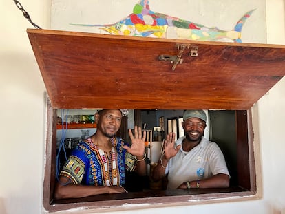 Dos trabajadores del Kilwa Beach Lodge dan la bienvenida a un grupo de turistas que acaban de llegar al hotel, situado en una antigua plantación de cocoteros junto a la playa de Masoko Pwani.