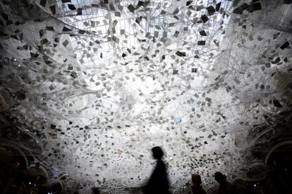 Varios visitantes observan la obra 'Más allá de la memoria', del artista japonés Chiharu Shiota, que forma parte de la exposición 'Y Berlín siempre te necesitará', en el museo Martin Gropius Bau de Berlín.