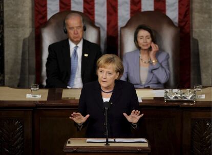 La canciller alemana, Angela Merkel, prometió ante el Congreso de Estados Unidos, en noviembre de 2009, una alianza "fuerte y segura" de su país y de Europa con EE UU como pilar esencial de un mundo en paz, con democracia y libertad. Merkel también agradeció la ayuda del país norteamericano en la reunificación alemana. La canciller se convirtió en la primera líder alemana en hablar en una sesión conjunta de ambas cámaras. En 1957, Adenauer habló ante la Cámara de Representantes y, después, ante el Senado, pero no reunidas en sesión conjunta. En la imagen, Merkel se dirige al auditorio. A su espalda, el vicepresidente de EE UU, Joe Biden, y la presidenta de la Cámara de los Representantes, Nancy Pelosi.