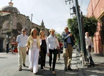 Trinidad Jiménez, Soraya Rodríguez y María Teresa Fernández de la Vega pasean por Cuernavaca.