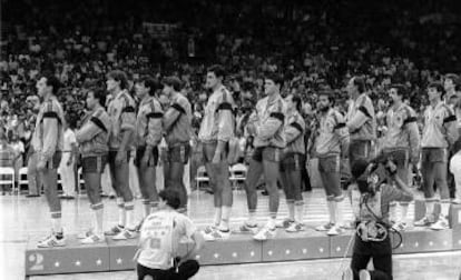 Fernando Arcega, tío de JJ Arcega-Whiteside, en el podio tras conseguir la plata en los Juegos Olímpicos de 1984 con la selección española de baloncesto (el tercero por la izquierda).