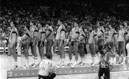 Fernando Arcega, tío de JJ Arcega-Whiteside, en el podio tras conseguir la plata en los Juegos Olímpicos de 1984 con la selección española de baloncesto (el tercero por la izquierda).