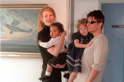 Nicole Kidman e Tom Cruise com seus filhos Connor e Bela quando pequenos.