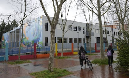 Un colegio cerrado en Vitoria por el coronavirus.