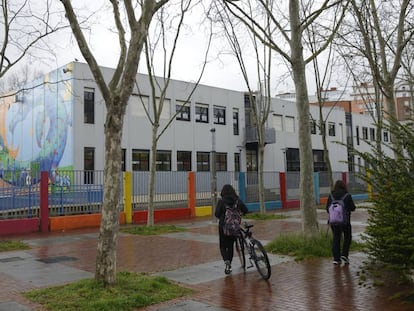 Un colegio cerrado en Vitoria por el coronavirus.