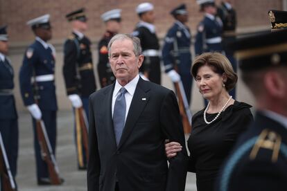 El expresidente de EE UU, George W. Bush, junto a su esposa, en diciembre.