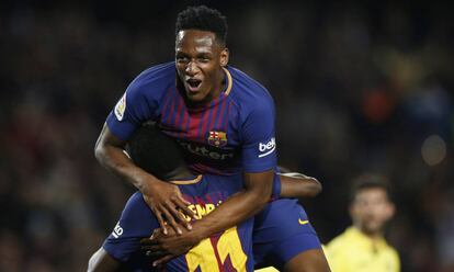 Yerry Mina celebra un gol de Dembélé.