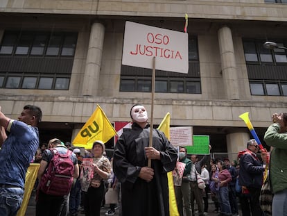 Manifestantes a las afueras del Palacio de Justicia, en Bogotá, el 8 de febrero de 2024.