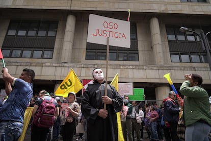 Manifestantes a las afueras del Palacio de Justicia, en Bogotá, el 8 de febrero de 2024.