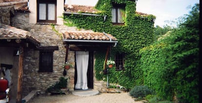 Entrada de una casa rural.