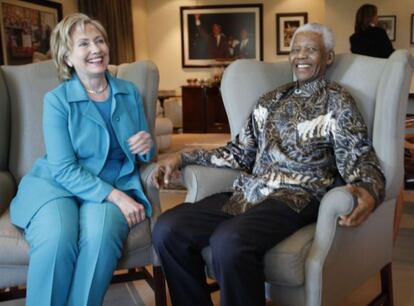 La secretaria de Estado visitó al líder sudafricano durante su viaje a Sudáfrica.