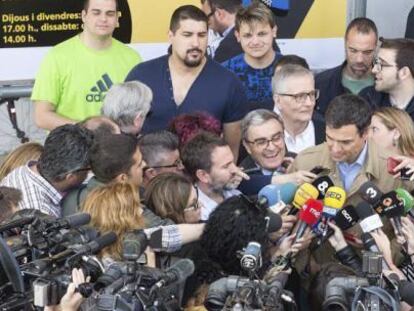  El secretario general del PSOE, Pedro S&aacute;nchez, rodeado de periodistas hoy en Lleida.