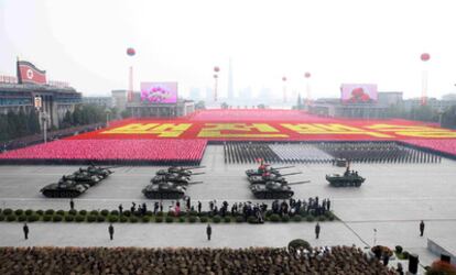 Un momento del desfile militar conmemorativo del 65º aniversario de la fundación del Partido de los Trabajadores norcoreano, ayer en Pyongyang.