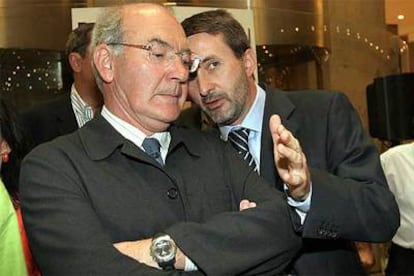 E líder del PNV, Josu Jon Imaz, a la derecha, conversa con el ex presidente del Gobierno vasco José Antonio Ardanza.