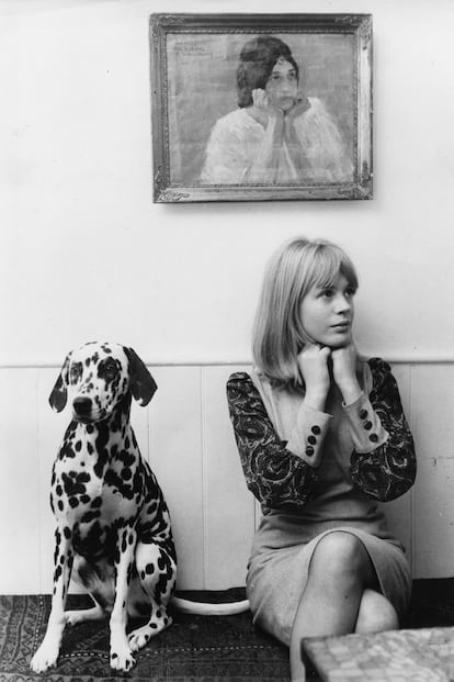 Extraños designios los del glamour y sus iconos. Marianne Faithfull llega viva a los 65 años, que cumple hoy, y de ella no se recuerdan los años oscuros en los que vivía en la calle debido a sus adicciones. Ni siquiera se piensa en la señora que es hoy y que, como cuenta The New York Times en esta reciente entrevista, viste de Chanel. Solo quedan, en forma de imágenes en la memoria de los más adultos pero también de fotos en los blogs o en los Tumblrs de moda de los jóvenes seducidos por su London chic, los años en los que era una belleza clásica y de herencia aristocrática, que acababa de dejar a su marido por Mick Jagger y que intentaba con todas sus fuerzas echarse a perder.