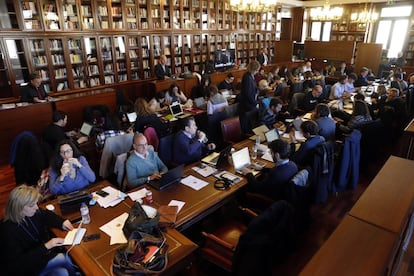 Nombrosos periodistes segueixen des de la sala de premsa instal·lada a la biblioteca del Tribunal Suprem el desenvolupament del judici al procés.