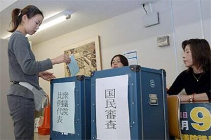 Una joven nipona deposita su voto a primera hora en la ciudad de Kawagoe Saitama.