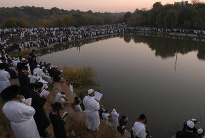 En el año nuevo judío, los ultraortodoxos peregrinan a Uman (Ucrania) para rezar ante la tumba del rabino Najman, que murió en 1810. Allí se realiza el ritual del Tashlikh, en el que se reza por el perdón y la fundición simbólica de los pecados en el agua. Muchos se visten con el 'kitl' blanco.