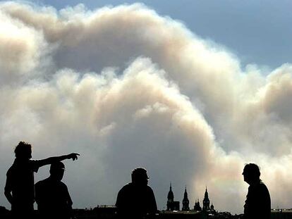 La ciudad de Santiago envuelta en el humo de los fuegos, en agosto del año pasado.