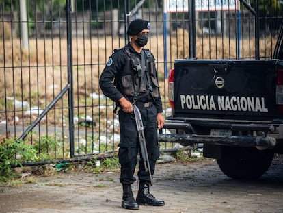 Un agente de la Policía Nacional de Nicaragua, en Managua el pasado mes de mayo.