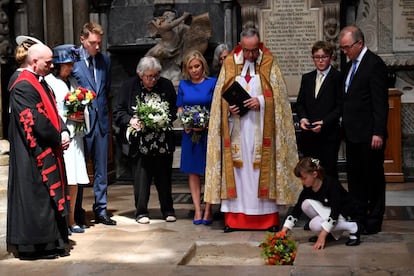 Jane Hawking, exmujer del astrofísico (cuarta por la derecha) junto a su hija Lucy, durante el entierro de las cenizas hoy en la Abadía de Westminster, en Londres.