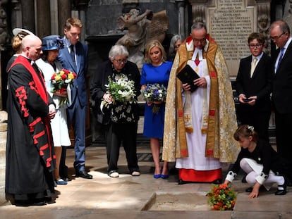 Jane Hawking, exmujer del astrofísico (cuarta por la derecha) junto a su hija Lucy, durante el entierro de las cenizas hoy en la Abadía de Westminster, en Londres.