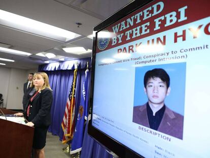 La fiscal federal asistente en Los Ángeles, Tracy Wilkison, anuncia los cargos contra el programador norcoreano Pak Jin Kyok.