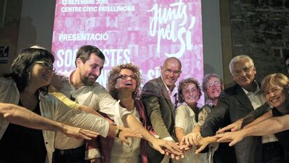 El candidato Raül Romeva rodeado de excargos socialistas en un acto electoral de Junts pel Sí, entre ellos Toni Comín, Marina Geli, Magda Casamitjana y Ferran Mascarell, segundo por la derecha.