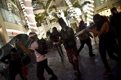 Pese a que la manifestación transcurrió en relativa calma desde que salió del Zócalo, al final, y como ha ocurrido en las movilizaciones anteriores, se tornó tensa. U¿n grupo de jóvenes encapuchados empezó a causar destrozos con palos y tubos en diversos negocios ubicados al sur del Paseo de la Reforma, donde atacaron sucursales de los bancos Banamex e Ixe.