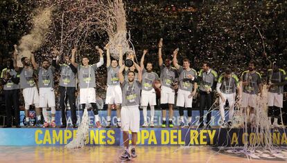 Felipe Reyes levanta la copa junto a sus compañeros.