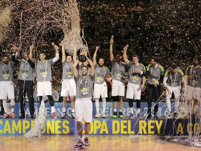 Felipe Reyes levanta la copa junto a sus compañeros.