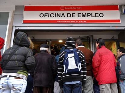 Un grupo de personas hace cola ante una oficina de empleo en Madrid
