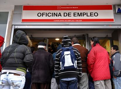 Un grupo de personas hace cola ante una oficina de empleo en Madrid