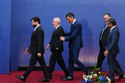 Los mandatarios asistentes a la cumbre democrática caminan en el Palacio de la Moneda.