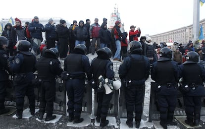 Los antidisturbios rompen las barricadas en la plaza de la Independencia.  Los proeuropeos acampados resisten tras los choques con los agentes causando 10 heridos.