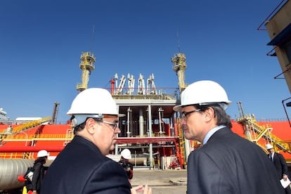 El presidente de Enagás, Antonio Llardén, explica el funcionamiento de la planta barcelonesa al presidente de la Generalitat, Artur Mas.