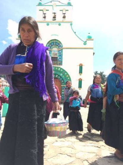 Mujeres saliendo de la iglesia de San Juan Chamula el jueves.