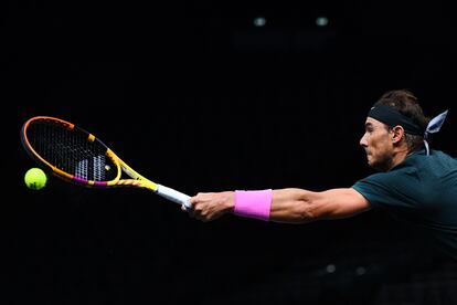 Nadal intenta devolver la pelota durante el partido contra Carreño en Bercy.