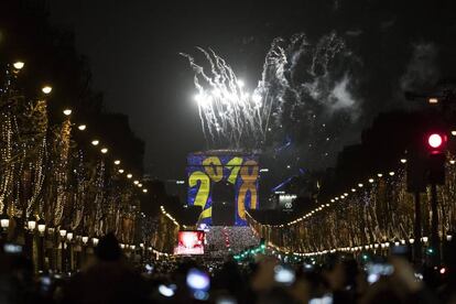 Els Camps Elisis de París (França), engalanats per rebre l'any.